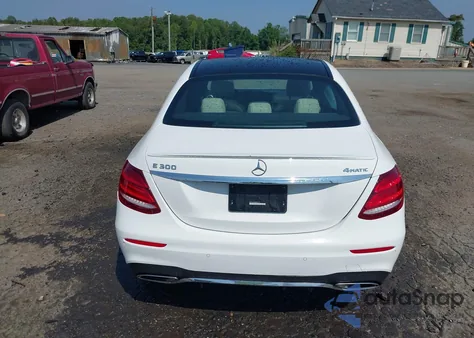2018 Mercedes-Benz E 300 4Matic z USA, uszkodzony, nr VIN WDDZF4KB4JA370171